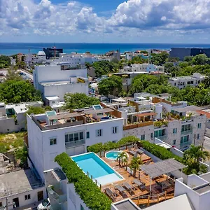 https://papaya-plus.quintano-roohotels.com