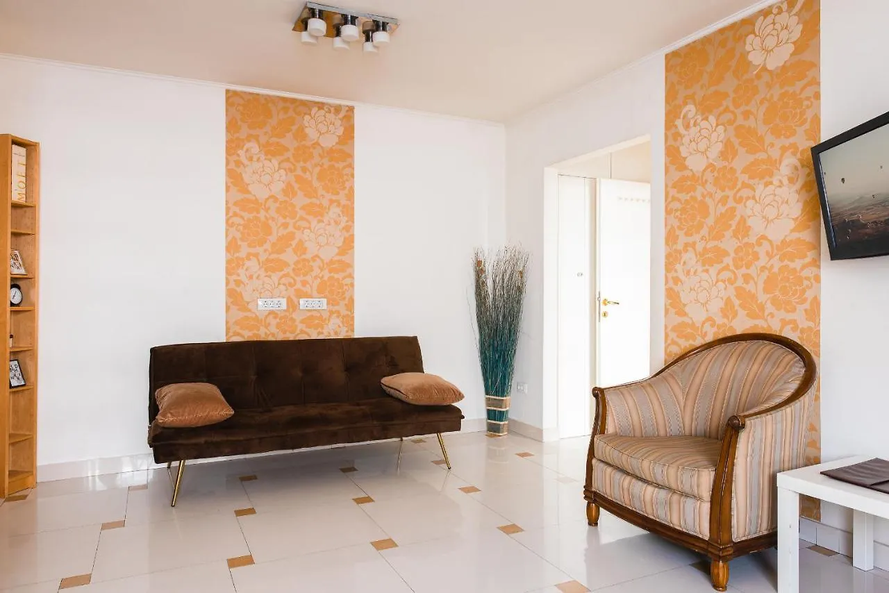 Central 2Br Apartment With Balcony - Italian Church & City View 布加勒斯特