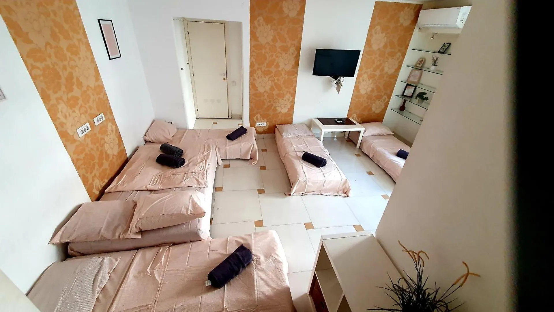 Central 2Br Apartment With Balcony - Italian Church & City View 布加勒斯特
